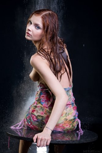 Эротические фотографии обнажённой модели Indiana Belle под душем в студии