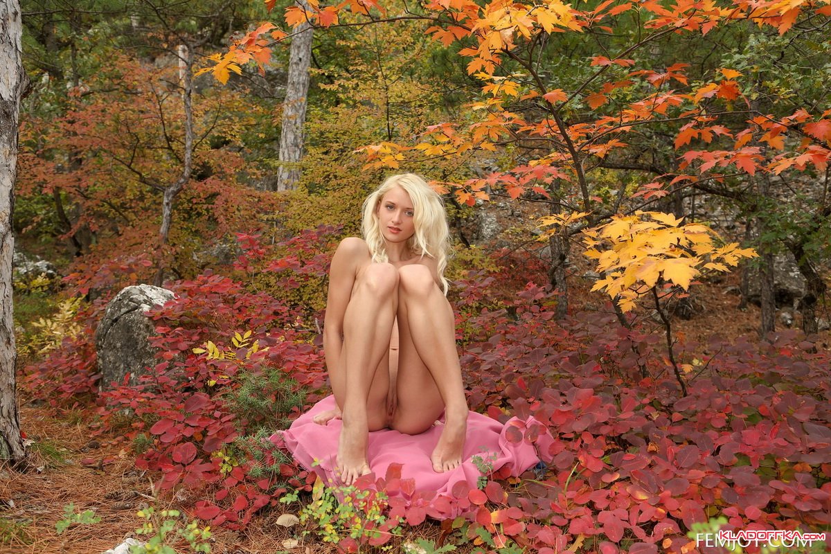 голые блондинки в лесу фото 78
