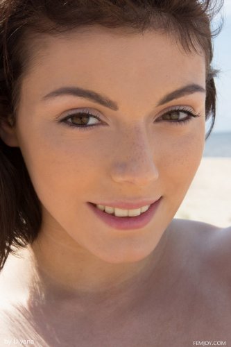 Похотливая Celine T с красывым телом загорает голая на пустом пляже