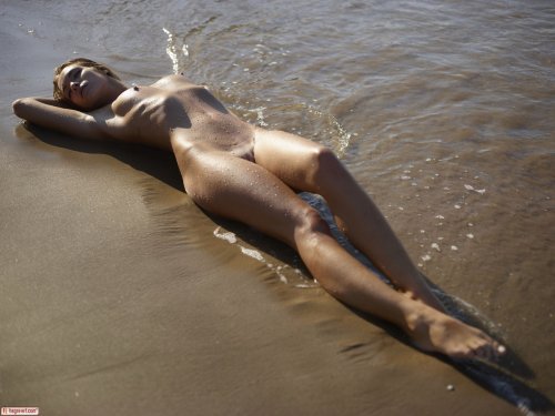Худая фотомодель Amber фоткается голая на песчаном берегу