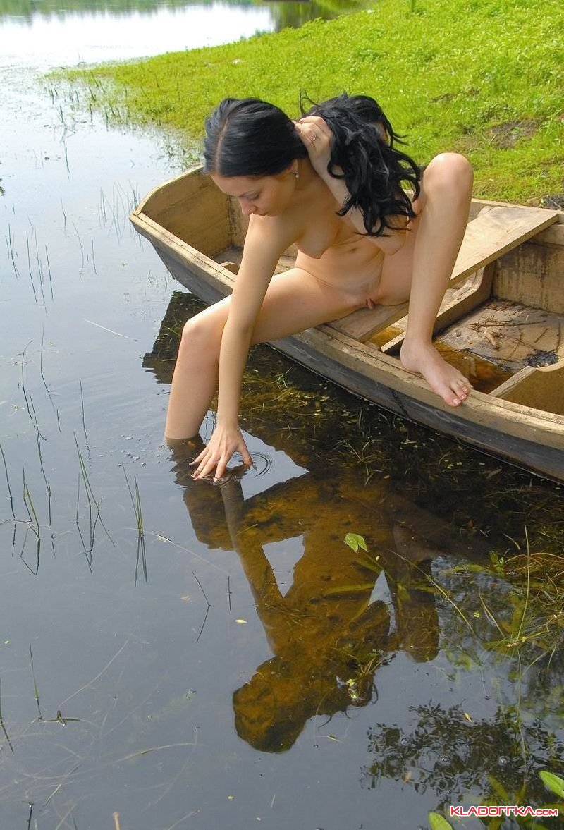 Очаровательная голая девушка возле реки
