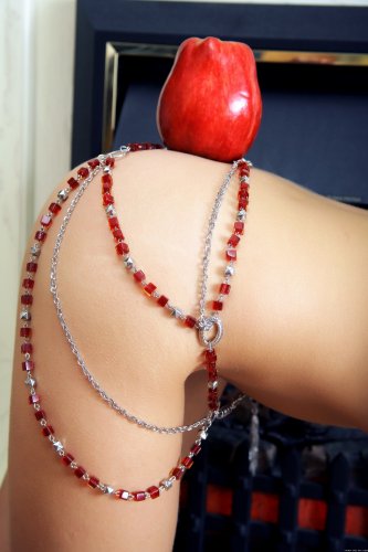 Русская блондинка Lada фоткается голая у камина с красными яблоками
