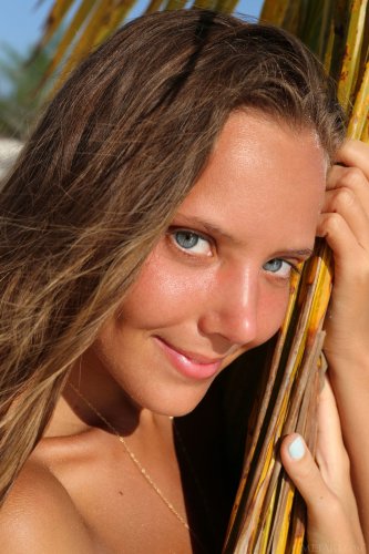 Загорелая топ модель Katya Clover делает эротические фото на белоснежном пляже