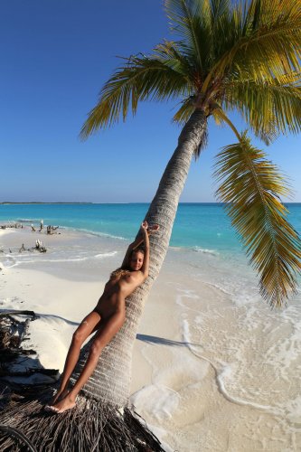 Загорелая топ модель Katya Clover делает эротические фото на белоснежном пляже
