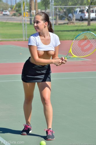 Похотливая теннисистка Jenna Sativa играет без трусиков и голыми сиськами