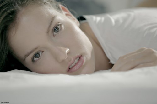 Скромная симпатичная Silvie Luca с привлекательным голым телом в спальне